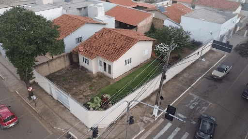 Terreno atual — casa térrea na esquina
